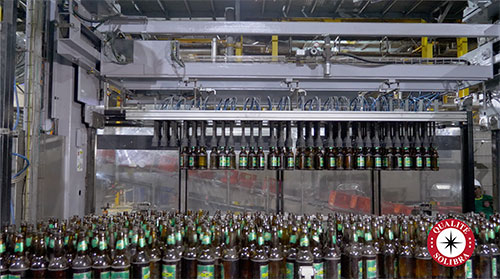 Chez SOLIBRA, plus de 80 % de nos emballages sont faits de verre, laissez-vous emporter par le parcours du réemploi et du recyclage du verre chez SOLIBRA.