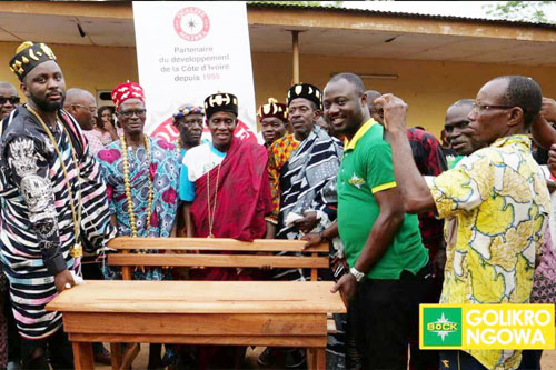 PAQUINOU / SOLIBRA et KEDJEVARA offrent des tables-bancs a une école de GOLIKRO