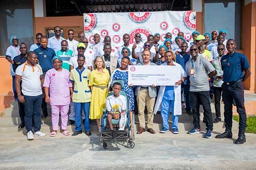 SOLIBRA remet un chèque de 10 millions de francs CFA à l'hôpital Saint Jean Baptiste de Bôdô 