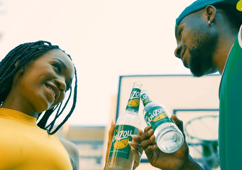 YOUZOU, la nouvelle boisson gazeuse aux arômes naturels de citron et citron vert .