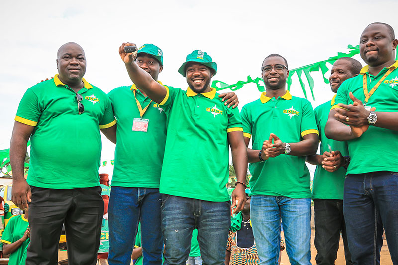 Remise à San pédro de la première voiture remportée,  à son nouveau propriétaire