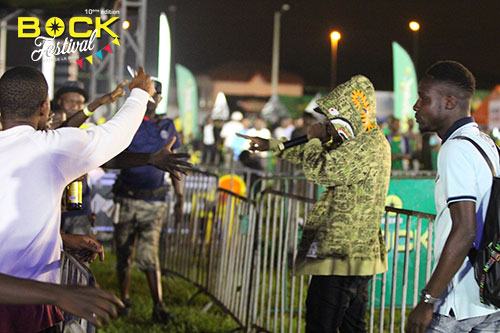 BOCK FESTIVAL 10e EDITION A BOUAKE / Bop de Narr met l'ambiance en faisant  chanter et danser les festivaliers