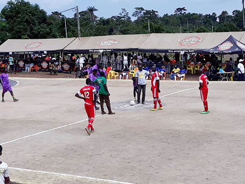 UN TERRAIN DE MARACANA OFFERT PAR CASTEL