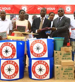 Les Zinzins du bonheur et SOLIBRA offrent des kits scolaires et réhabilitent les points d’eau