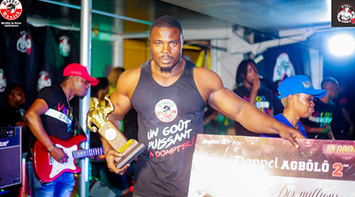 Zozoro Biri Thierry dit El Tigré qui remporte le titre de Doppel Agbôlô 2022.