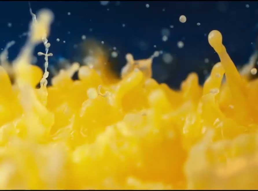 Secoue là ! Secoue tes sens ! Savoure la fraîcheur naturelle d'ORANGINA