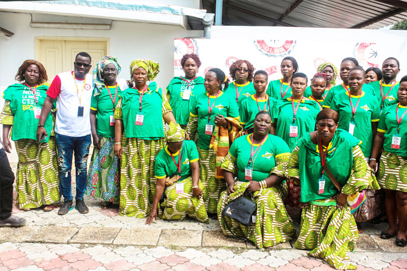 Les commerçantes du marché du port d'Abidjan visitent l'usine de production de la Bock