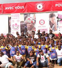 Les Zinzins du bonheur et SOLIBRA offrent des kits scolaires et réhabilitent les points d’eau à Attiégouakro.