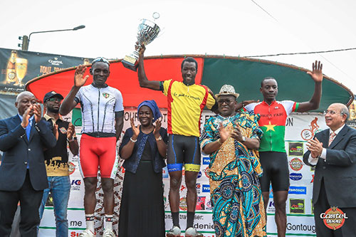 ISSIAKA CISSE S’ARRACHE LE MAILLOT VAINQUEUR CASTEL BEER 