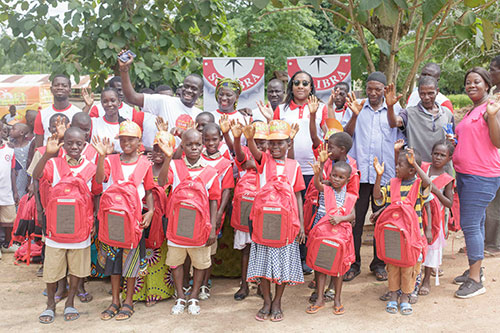 SOLIBRA ET YIWO ZONE DISTRIBUENT DES SACS SOLAIRES A ZOUBROU