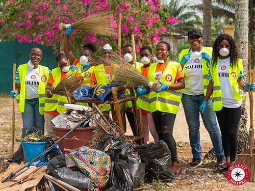 UNE JOURNEE ENGAGEE : NETTOYAGE, SENSIBILISATION ET DONS A L'ORPHELINAT DE MONDOUKOU