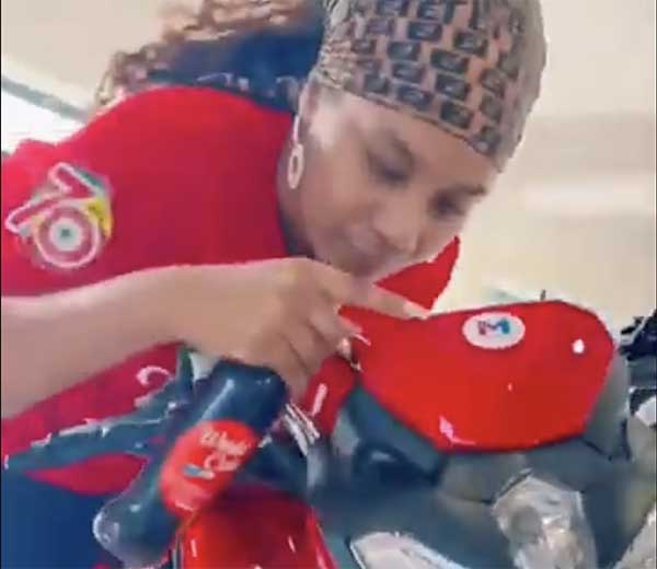 T’as vu cette moto ? peut-être à toi avec juste une World Cola