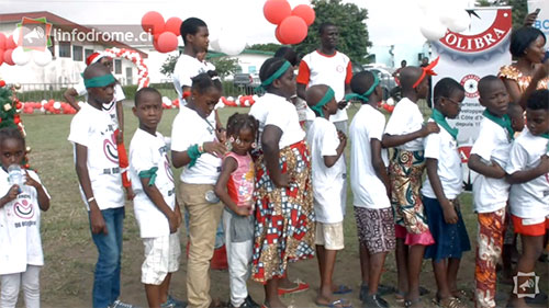Reportage / Noël au CHU de Treichville : Solibra et les Zinzins du bonheur égayent des enfants