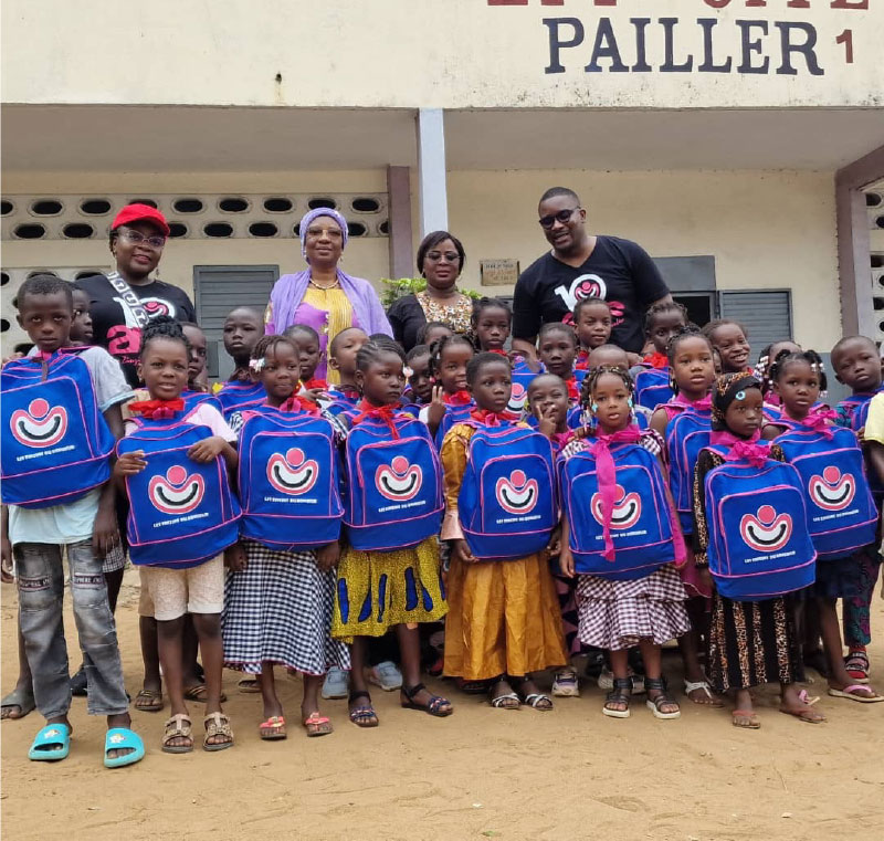 SOLIBRA a accompagné l'association caritative LES ZINZINS DU BONHEUR pour la distribution de kits dans trois (03) groupes scolaires.