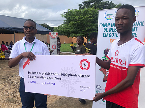 SOLIBRA A OFFERT 1000 PLANTS D’ARBRES À L’ASSOCIATION COEUR VERT POUR LE REBOISEMENT DE PLUS D’UN HECTARE DE TERRE DANS LA REGION DU WORODOUGOU. 