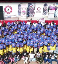 Les Zinzins du bonheur et SOLIBRA distribuent des kits scolaires à Yamoussoukro