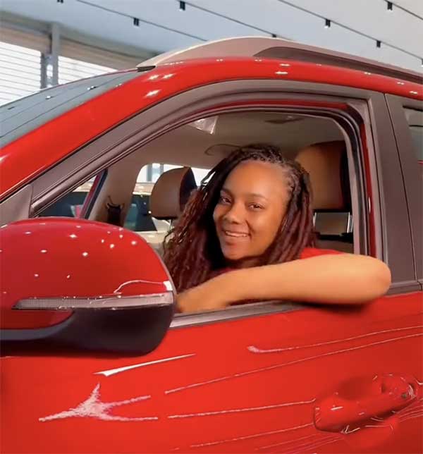 Nadiya Sabeh est allée tester LA voiture qu’on te fait gagner avec Décap’s Ton Douahou.