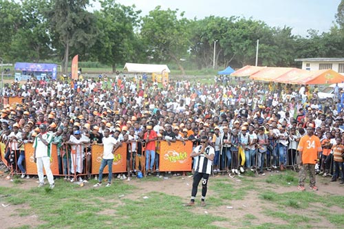 YOUKI FAIT SA KERMESSE AU LYCEE OFFOUMOU YAPO