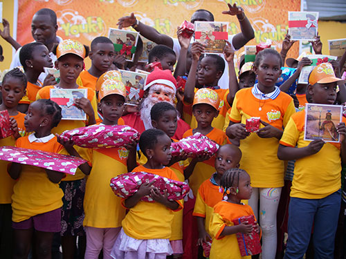 SOLIBRA offre un arbre de noël aux enfants de Blockhauss