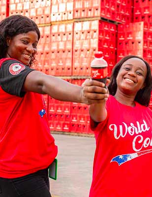 Les_socionautes_et_créateurs_de_contenus_ont_visité_l_usine_de_production_de_WORLD_COLA_à_Yopougon____